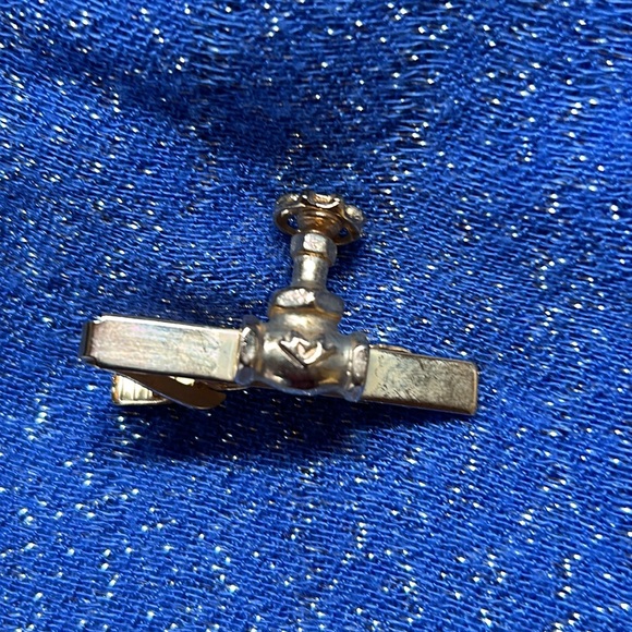 Tie clip for a plumber gold toned - Picture 1 of 3